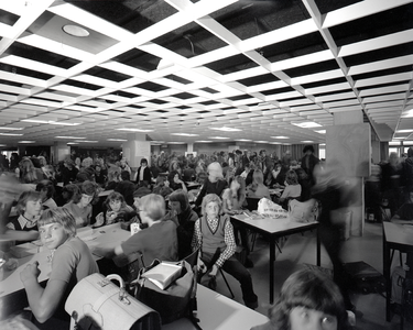 802930 Afbeelding van leerlingen in de kantine van de Openbare Scholengemeenschap Hendrik van der Vlist (Amerikalaan ...